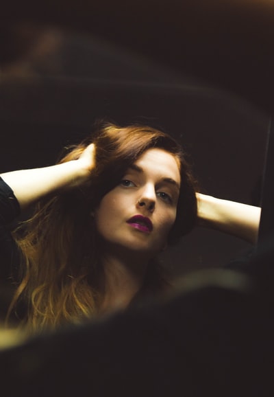 双手抱着头的女人